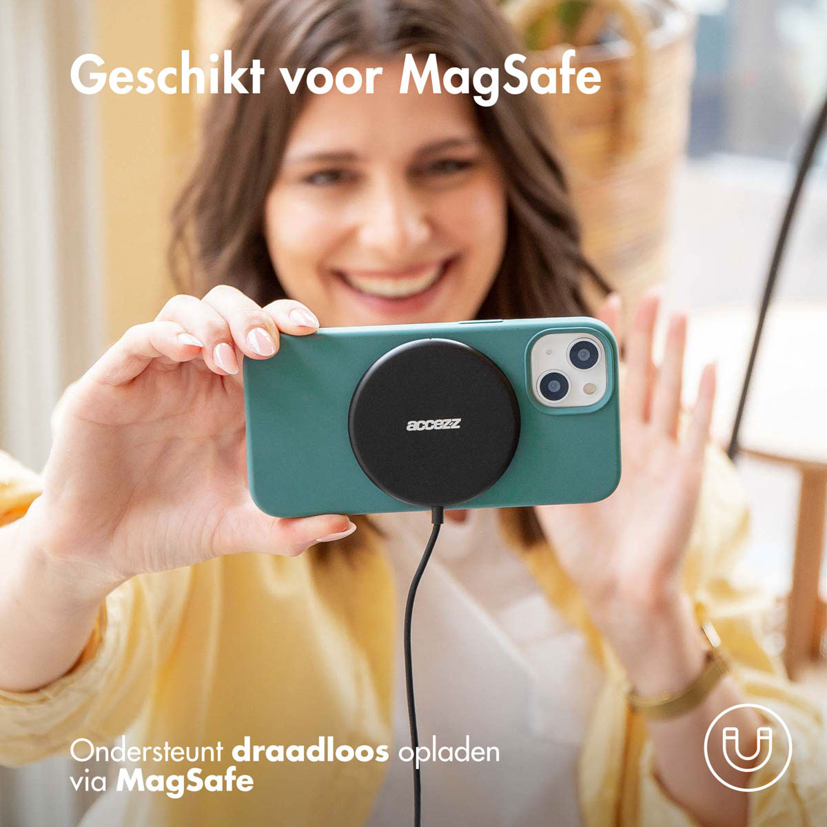 Accezz Liquid Silicone Backcover met MagSafe Apple iPhone 16 - Donkergroen