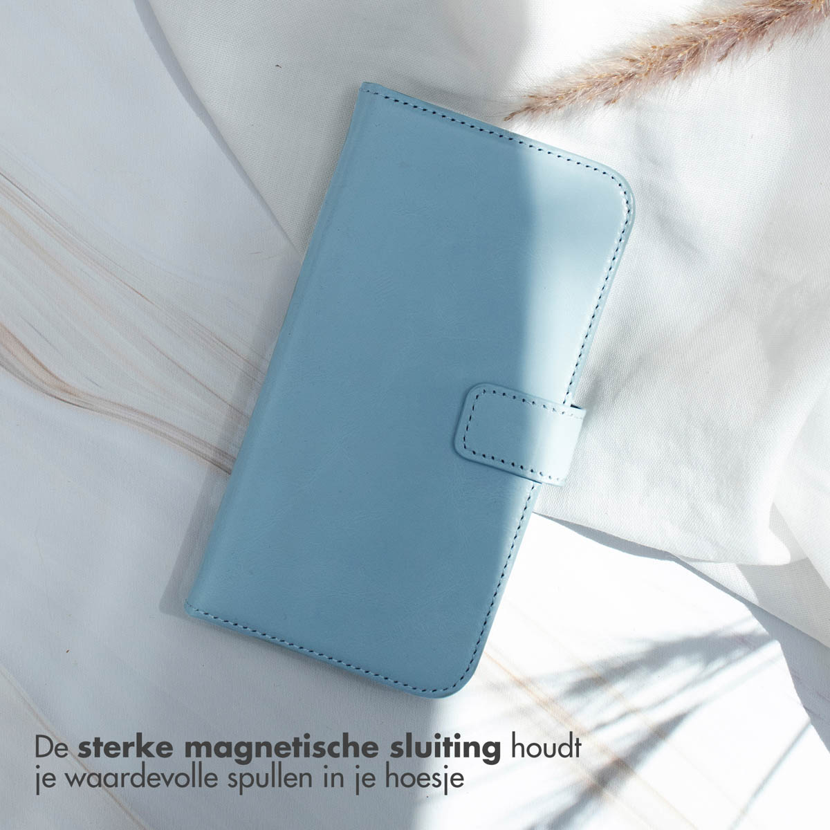 Selencia Echt Lederen Bookcase Apple iPhone 16 Plus - Air Blue