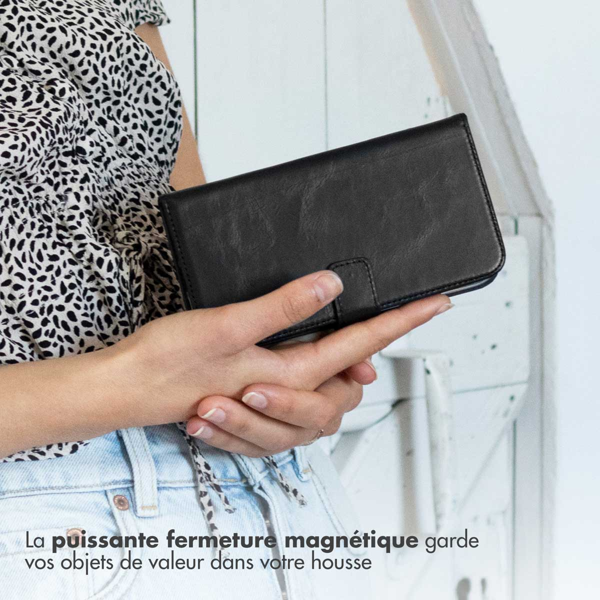 Selencia Echt Lederen Bookcase Apple iPhone 16 Pro - Zwart