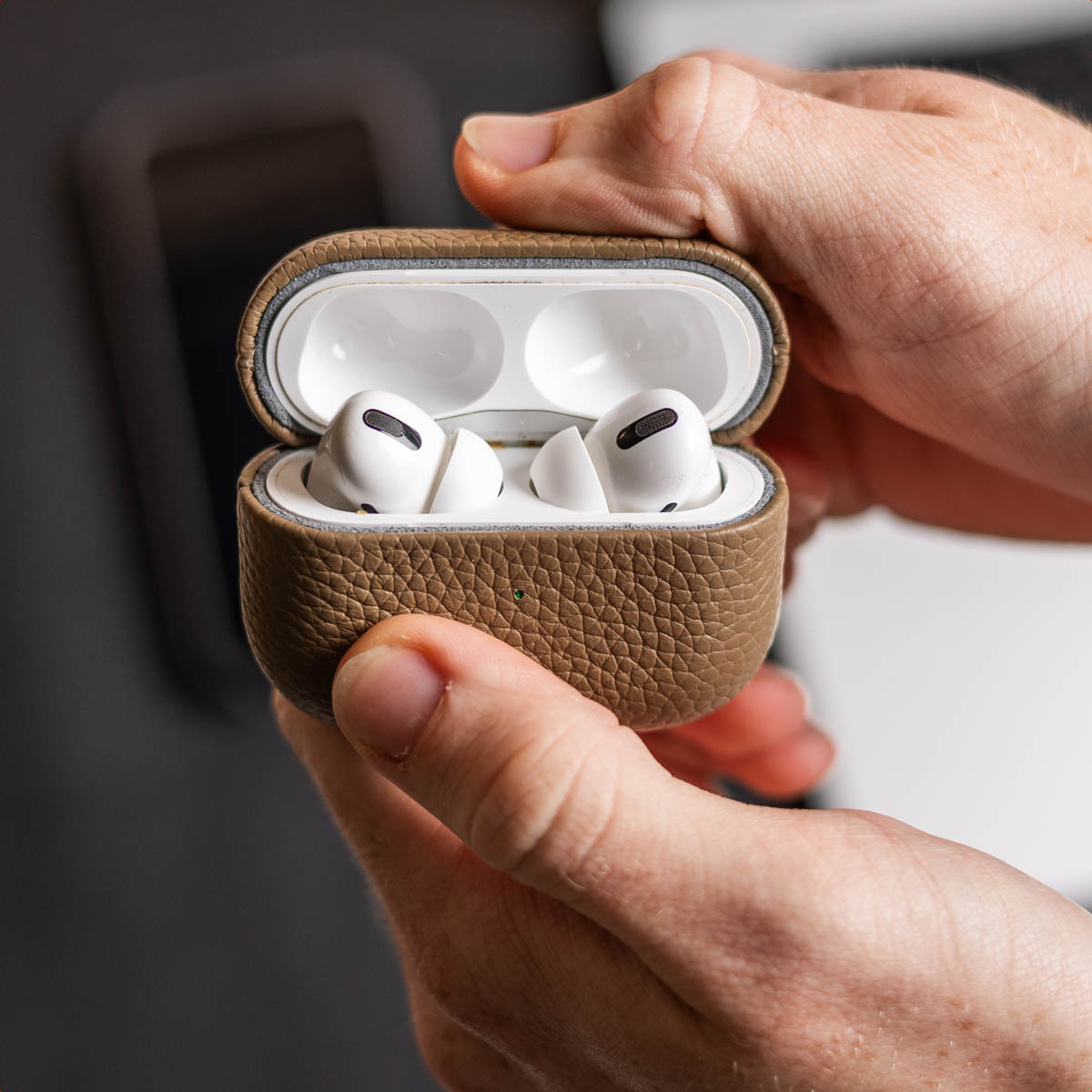 Accezz Echt Leren Case AirPods 4 - Taupe