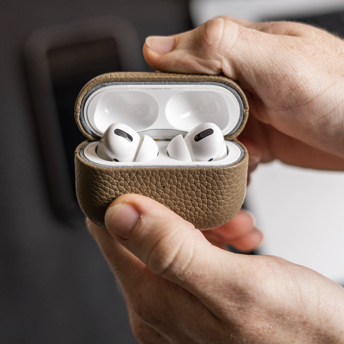 Accezz Echt Leren Case AirPods 4 - Taupe