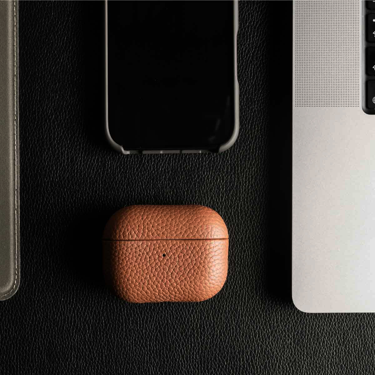 Accezz Echt Leren Case AirPods 4 - Cognac