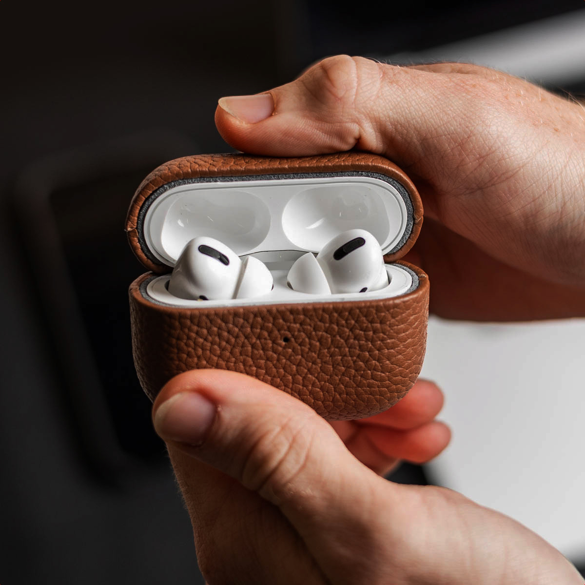 Accezz Echt Leren Case AirPods 4 - Cognac