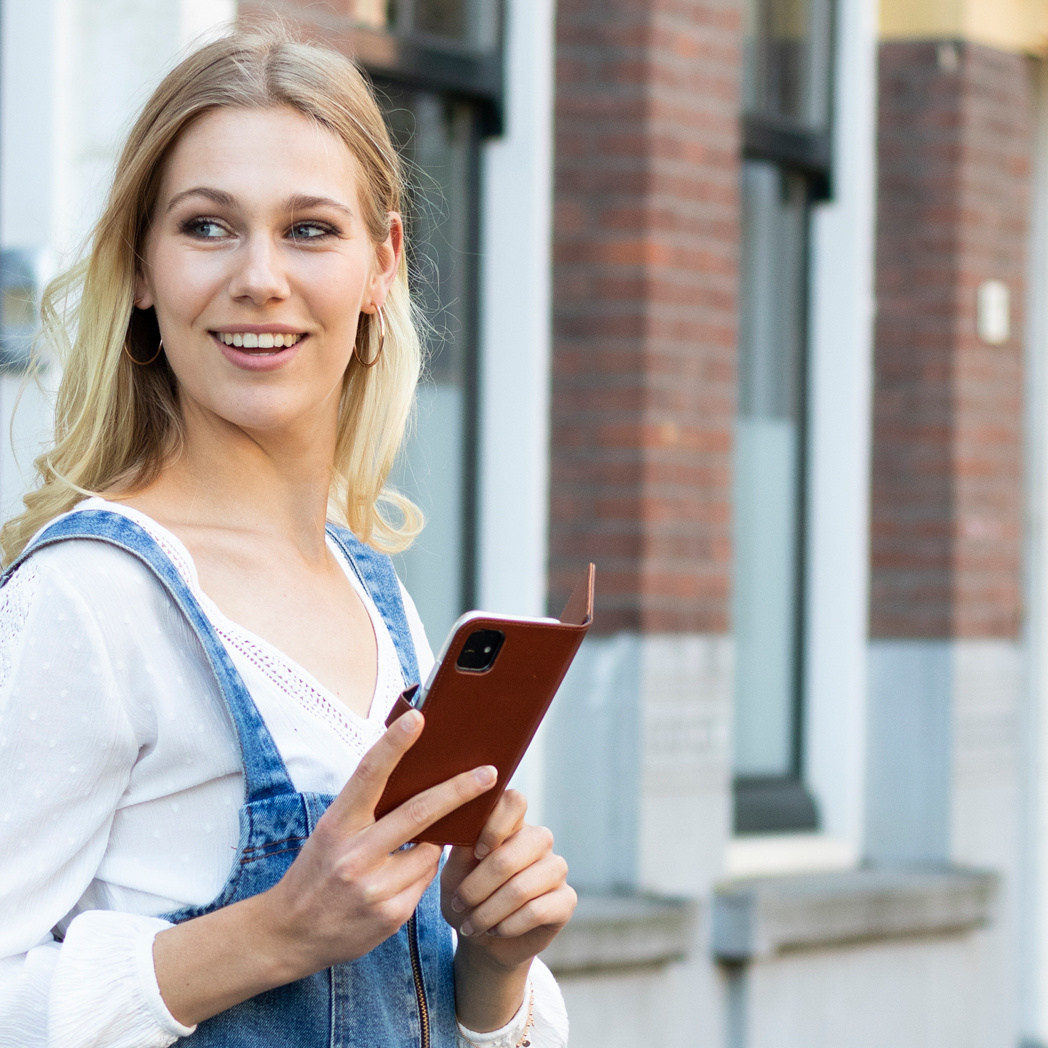Selencia Echt Lederen Bookcase Apple iPhone 11 - Lichtbruin