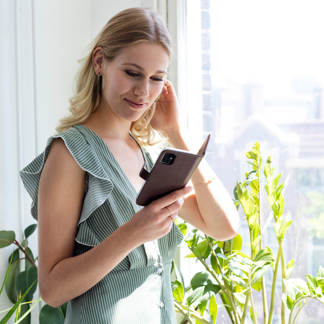 Selencia Echt Lederen Bookcase Apple iPhone 11 - Bruin