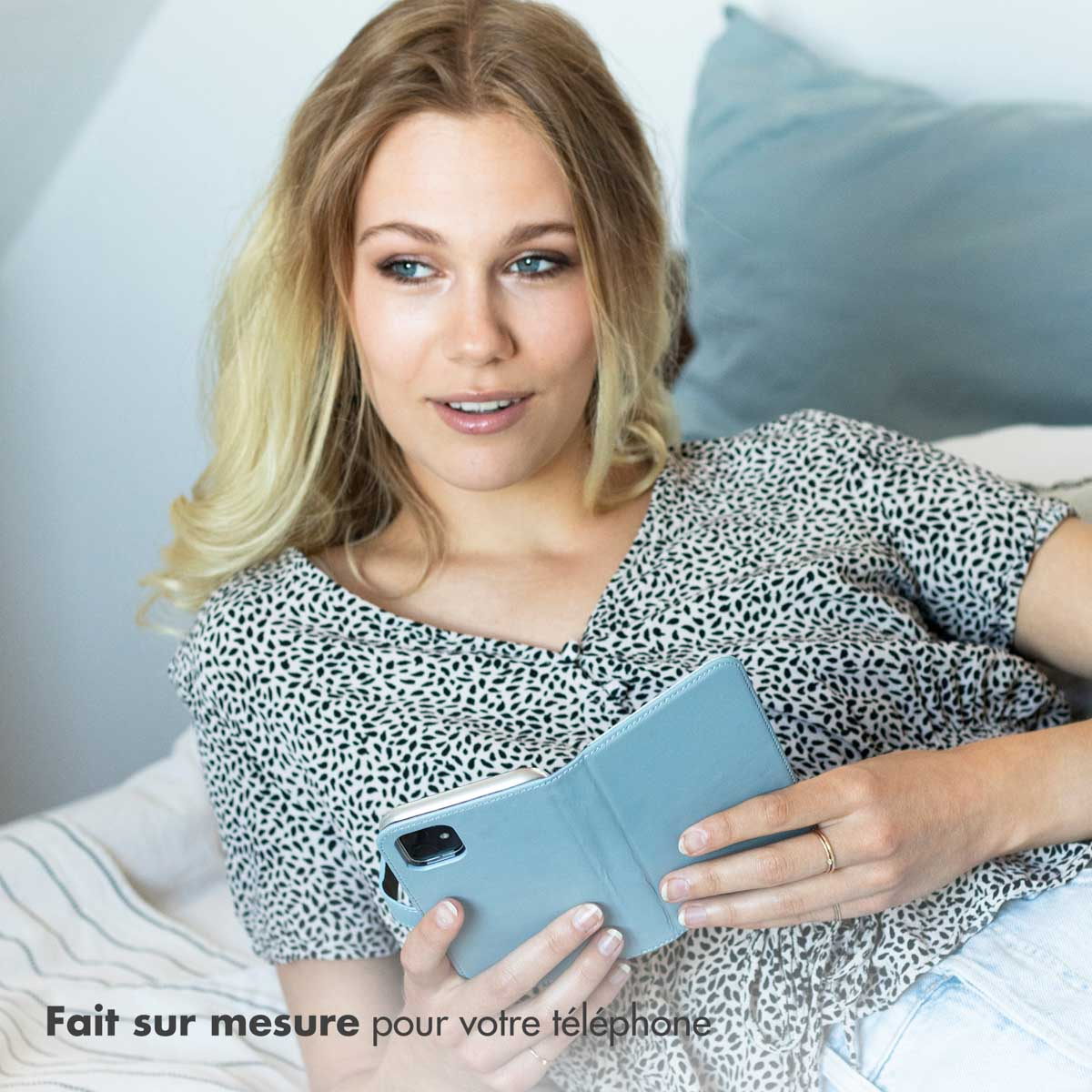 Selencia Echt Leren Bookcase Apple iPhone 17 - Light Blue