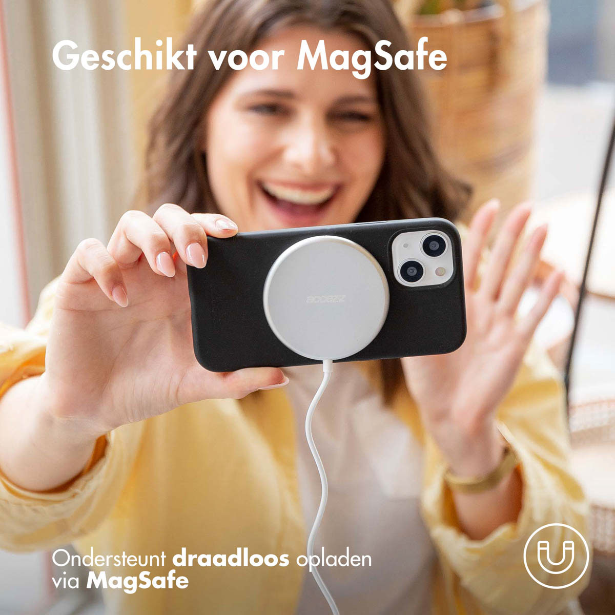 Accezz Liquid Silicone Backcover met MagSafe Apple iPhone 15 - Zwart