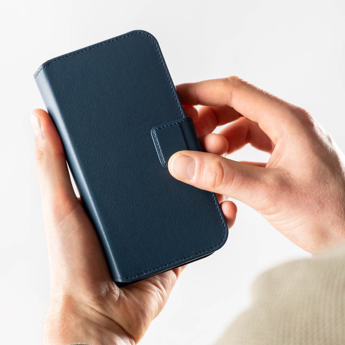Accezz Leather Bookcase 2-in-1 met MagSafe Apple iPhone 16 - Nightfall Blue