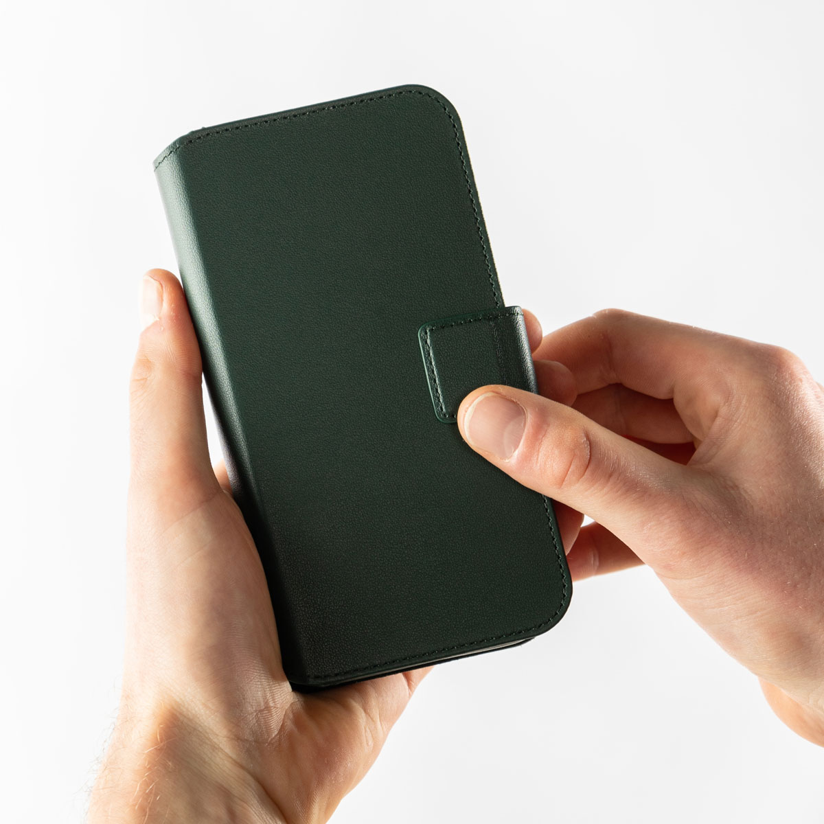 Accezz Leather Bookcase 2-in-1 met MagSafe Apple iPhone 16 - Cedar Green