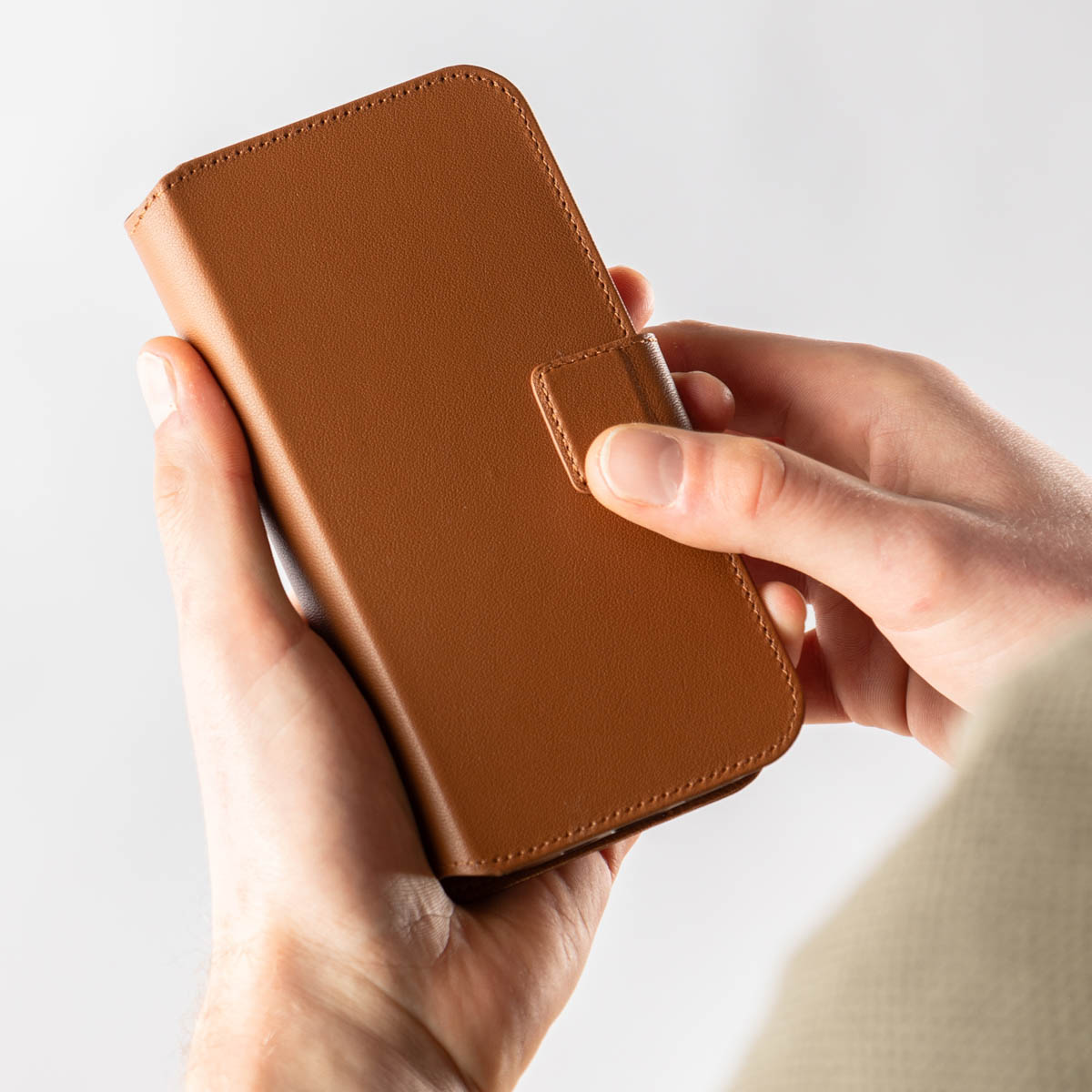 Accezz Leather Bookcase 2-in-1 met MagSafe Apple iPhone 16 - Sienna Brown